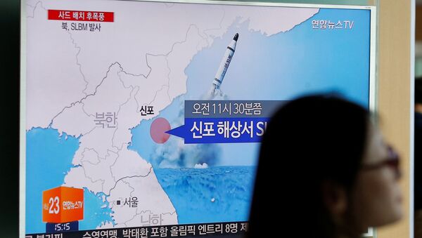 Репортаж на мониторе в Сеуле о запуске с подводных лодок баллистических ракет КНДР - اسپوتنیک ایران  