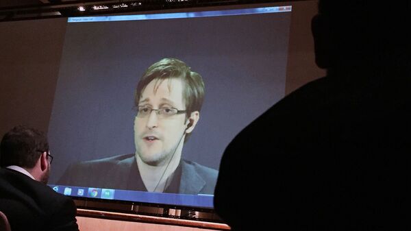 Трансляция видео-конференции бывшего сотрудника ЦРУ Эдварда Сноудена в университете Джонса Хопкинса в Балтиморе - اسپوتنیک ایران  
