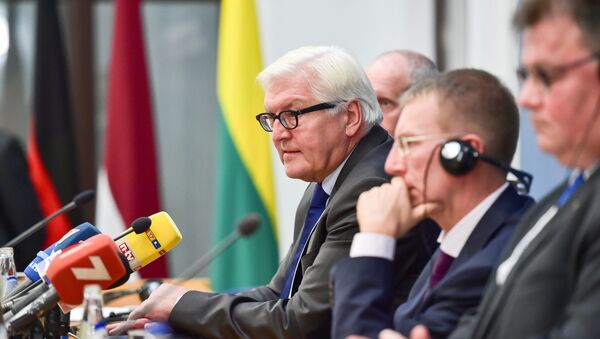 (L-R) Estonia's Foreign Deputy Minister for EU Affairs Matti Maasikas, Germany's Foreign Minister Frank-Walter Steinmeier, Latvia's Foreign Minister Edgars Rinkevics and Lithuania's Foreign Minister Linas Linkevicius give a press conference after the Baltic and German Foreign Ministers meeting in Riga, on September 13, 2016 - اسپوتنیک ایران  