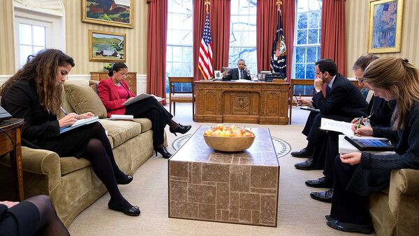 Официальный представитель Госдепа США Сахар Ноуруззаде в кабинете призеднта США Барака Обамы в Белом доме - اسپوتنیک ایران  