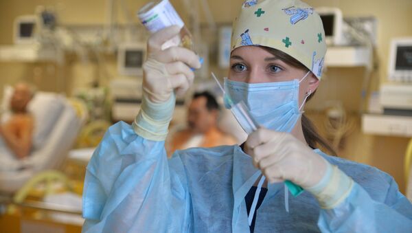Медсестра во время медицинских процедур в Федеральном центре сердечно-сосудистой хирургии в Челябинске - اسپوتنیک ایران  
