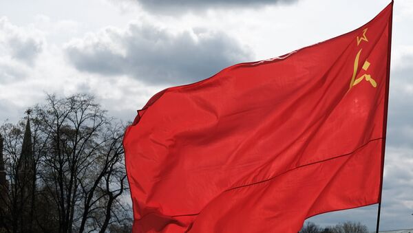 A man with a flag of the Union of Soviet Socialist Republics on Manezhnaya Square in Moscow. - اسپوتنیک ایران  