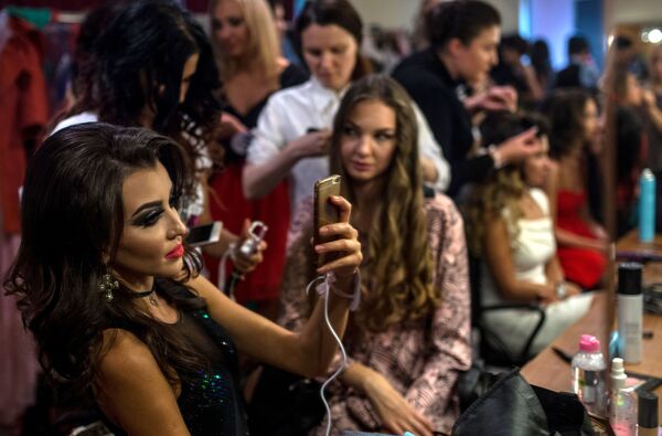 شرکت کنندگان کنکور زیبایی روسیه برای هنرنمایی آماده می شوند - اسپوتنیک ایران  