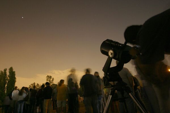 بازدیدکنندگان موزه Autry Museum of the American West در حال تماشای مریخ از طریق تلسکوپ در لس آنجلس - اسپوتنیک ایران  