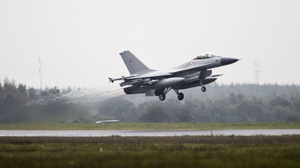 Истребитель F-16 ВВС Дании во время взлета с военного аэродрома - اسپوتنیک ایران  