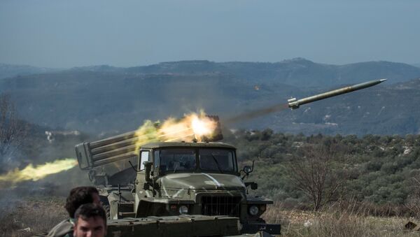 Артиллеристы сирийской армии стреляют с применением систем залпового огня Град - اسپوتنیک ایران  
