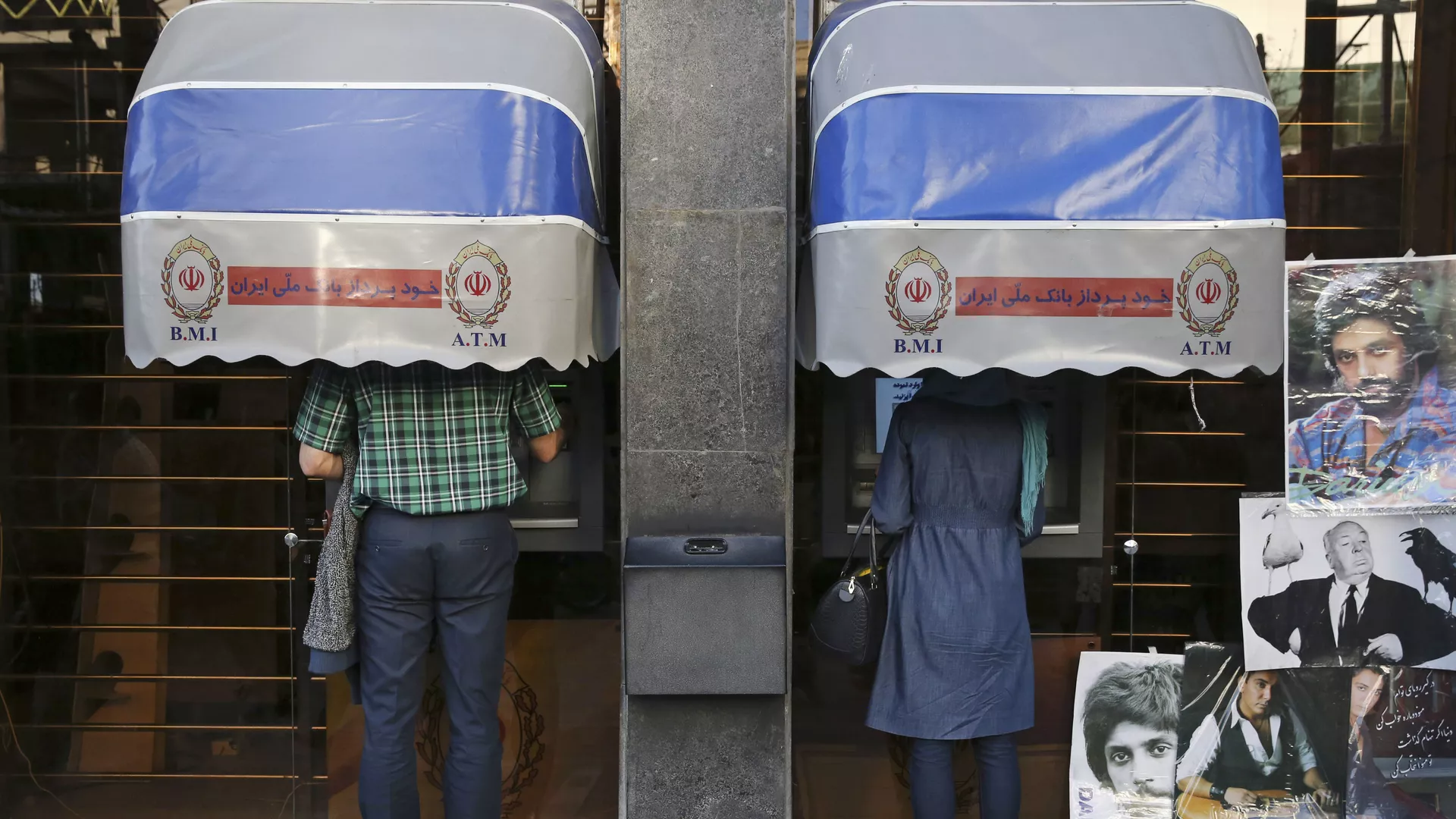 Iranians use ATM machines of Bank Melli Iran in downtown Tehran, Iran (File) Iranians use ATM machines of Bank Melli Iran in downtown Tehran, Iran (File) - اسپوتنیک ایران , 1920, 17.07.2022