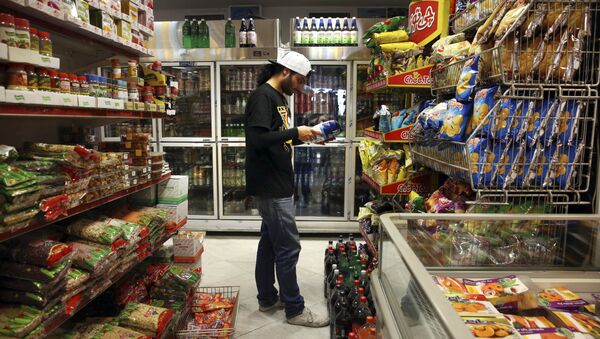 An Iranian shops in a supermarket in north Tehran, Iran, Wednesday, April 29, 2015 - اسپوتنیک ایران  