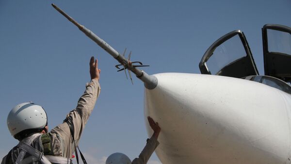 Российские летчики у самолета Су-24 перед вылетом с аэродрома Хмеймим в Сирии - اسپوتنیک ایران  