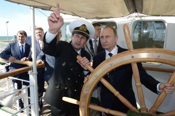 ولادیمیر پوتین، رئیس جمهور روسیه در قایق بادبانی « نادژدا» در سوچی - اسپوتنیک ایران  