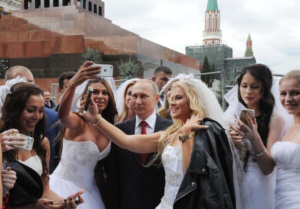 ولادیمیر پوتین، رئیس جمهور روسیه در  مراسم  باشکوه  گشایش « روز شهر» در میدان سرخ  مسکو - اسپوتنیک ایران  