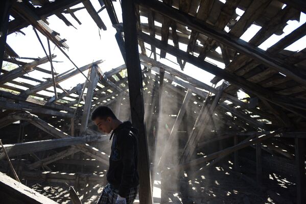 پشت بام ویران شده مدرسه بر اثر تیرباران شبانه « ماکییوکی»  توسط توپخانه  ارتش اکراین - اسپوتنیک ایران  