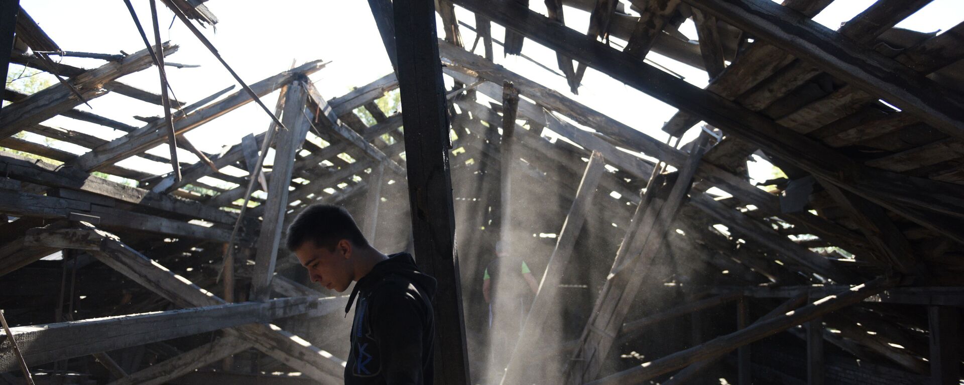 Разрушенная осколками крыша средней школы в результате ночного обстрела Макеевки артиллерией ВСУ - اسپوتنیک ایران  , 1920, 05.07.2023