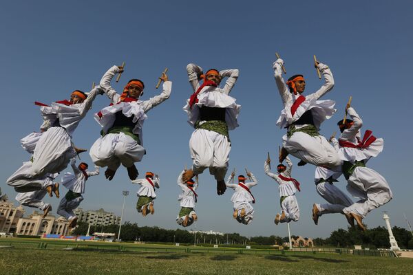 دانشجویان هندی در حال اجرای رقص  ملی در ایالت گجرات در جشنواره هندی « ناوراتی» در شهر  احمد آباد - اسپوتنیک ایران  