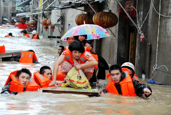امدادگران در حال تخلیه مردم  از شهر « فوتزیان» چین پس از طوفان « مگی» - اسپوتنیک ایران  