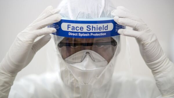 Член медицинского персонала в защитном костюме в рамках подготовки к возможной вспышке вируса MERS в частной больнице в Бангкоке - اسپوتنیک ایران  