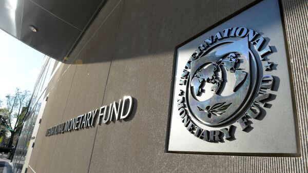 Табличка с логотипом Международного валютного фонда на стене здания МВФ - اسپوتنیک ایران  