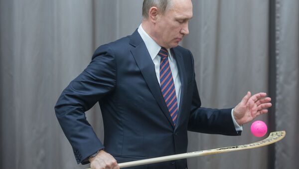 Президент России Владимир Путин во время встречи со сборной командой России по хоккею с мячом в резиденции Ново-Огарево - اسپوتنیک ایران  