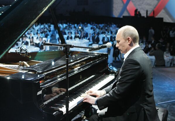 10 دسامبر 2010، ولادیمیر پوتین، نخست وزیر روسیه، در کنسرت خیریه ای در کاخ یخی در سن پترزبورگ، پیانو می نوازد. - اسپوتنیک ایران  