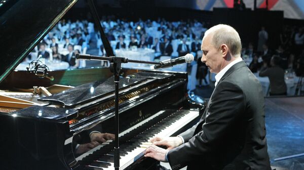 Премьер-министр РФ Владимир Путин играет на рояле на благотворительном концерте в Ледовом дворце Санкт-Петербурга - اسپوتنیک ایران  