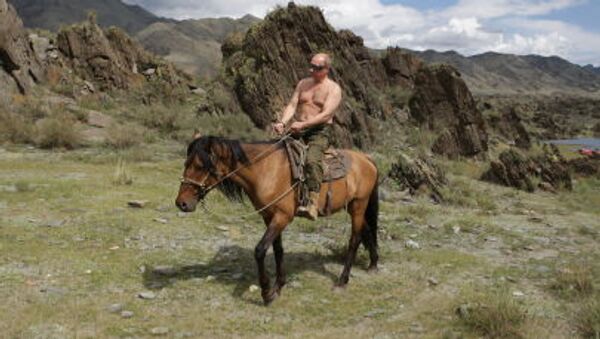 Премьер-министр РФ Владимир Путин во время поездки на лошади на отдыхе в Республике Тыва - اسپوتنیک ایران  