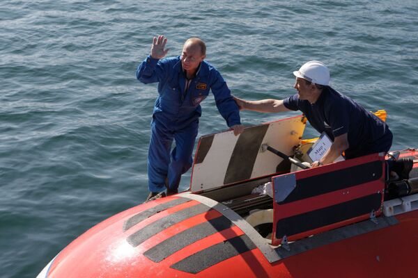 نخست وزیر ولادیمیر پوتین  هنگام فروروی در عمق آبها با  دستگاه « میر-1» - اسپوتنیک ایران  
