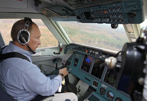 نخست وزیر ولادیمیر پوتین در  کابین هواپیمای آبخاکی « ب-200» هنگام اطفای حریق  در « ریازانسک». - اسپوتنیک ایران  