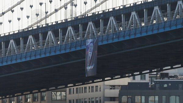 Плакат с портретом Владимира Путина с подписью миротворец на Манхэттенском мосту в Нью-Йорке - اسپوتنیک ایران  