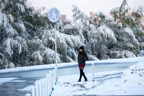 دختری در زمان ریزش برف در خیابان اومسک - اسپوتنیک ایران  