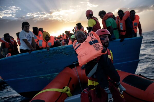 نجات کودکی  از قایق مهاجران در دریای مدیترانه - اسپوتنیک ایران  