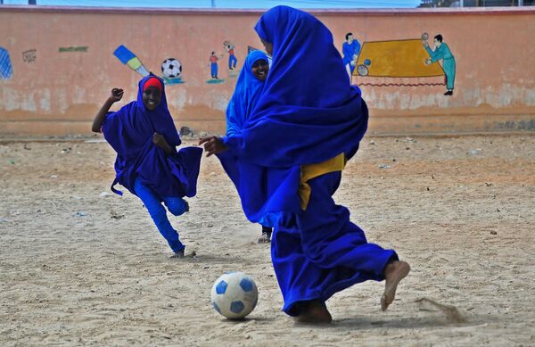 محصلان سومالی در حال بازی فوتبال - اسپوتنیک ایران  