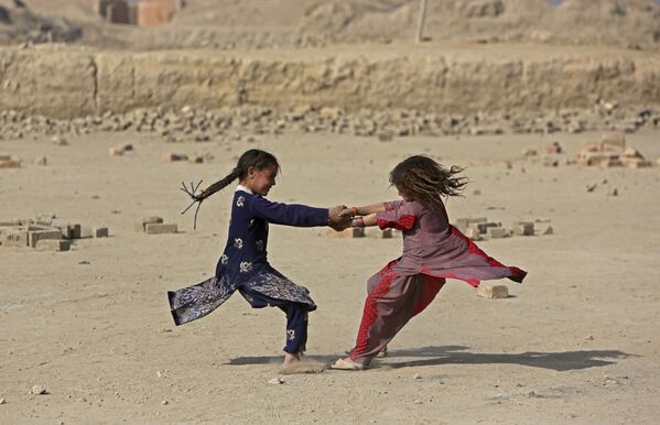 دختران افغان در حال بازی در خیابانی در کابل - اسپوتنیک ایران  