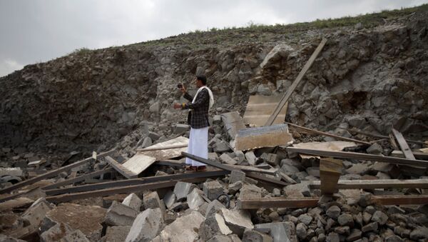 Разрушенный дом в результате авиаударов Саудовской Аравии в Йемене - اسپوتنیک ایران  