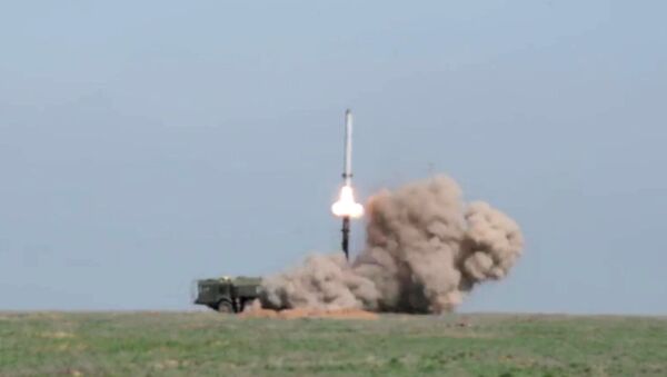 Боевой пуск ракеты из комплекса Искандер-М на полигоне в Астраханской области - اسپوتنیک ایران  