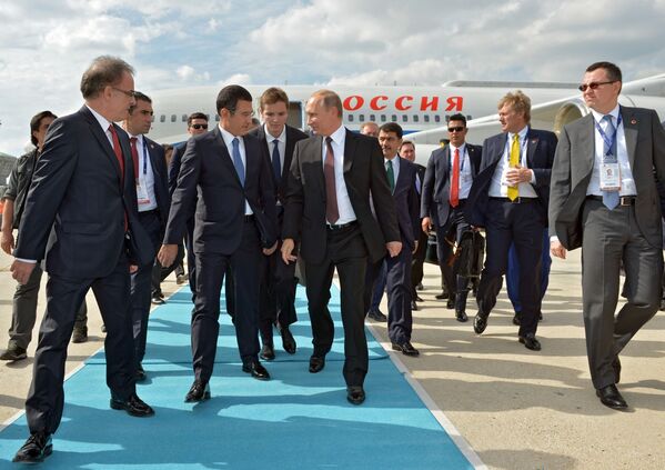 ولادیمیر پوتین ، رئیس جمهور روسیه در مراسم استقبال از وی در فرودگاه بین المللی « اتاترک» در استامبل - اسپوتنیک ایران  