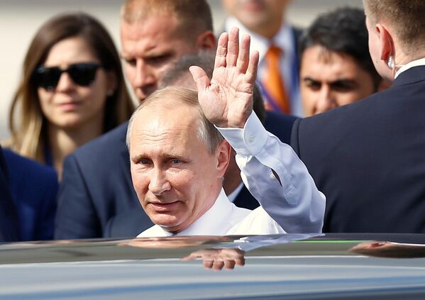 ولادیمیر پوتین ، رئیس جمهور روسیه در مراسم استقبال از وی در فرودگاه بین المللی « اتاترک» در استامبل - اسپوتنیک ایران  