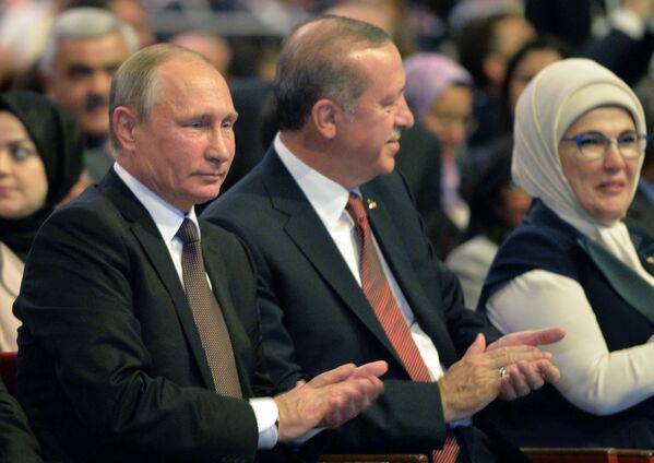 ولادیمیر پوتین، رئیس جمهور روسیه و رجب طیب اردوغان، رئیس جمهور ترکیه در 23-مین کنگره جهانی انرژتیک در استامبل - اسپوتنیک ایران  