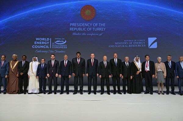 ولادیمیر پوتین، رئیس جمهور روسیه، در مراسم عکس دسته جمعی شرکت کنندگان 23-مین کنگره جهانی انرژتیک در استامبل - اسپوتنیک ایران  