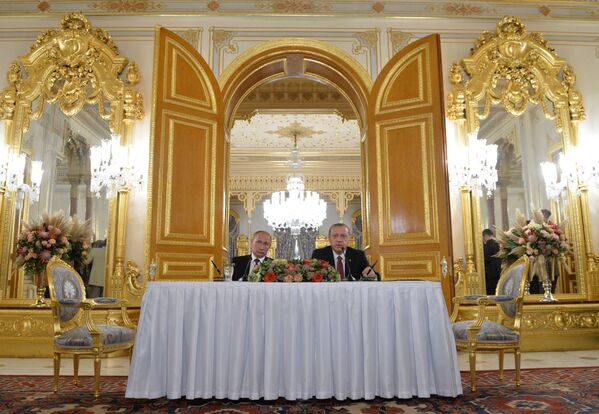ولادیمیر پوتین، رئیس جمهور روسیه و رجب طیب اردوغان، رئیس جمهور ترکیه در مراسم صدور اعلامیه مشترک برای مطبوعات در خصوص نتایج دیدار استامبل - اسپوتنیک ایران  