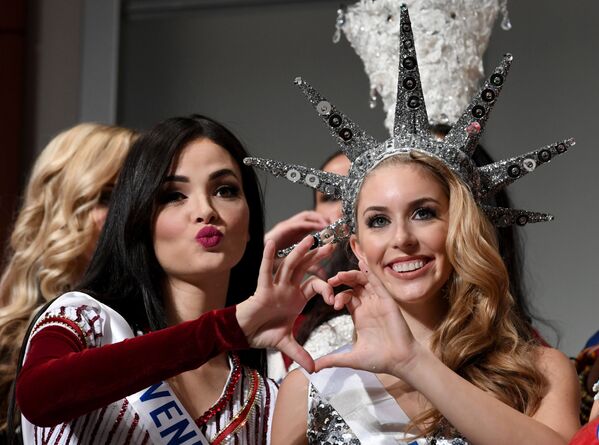 شرکت کنندگان ونزوئلا و آمریکا در مراسم عکاسی نمایش خبری کنکور زیبایی Miss International Beauty Pageant در توکیو - اسپوتنیک ایران  
