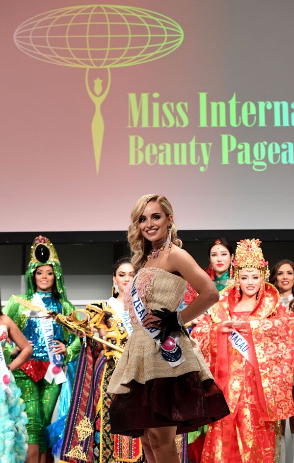 شرکت کننده از نیوزیلند در لباس ملی در نمایش خبری کنکور زیبایی Miss International Beauty Pageant توکیو - اسپوتنیک ایران  