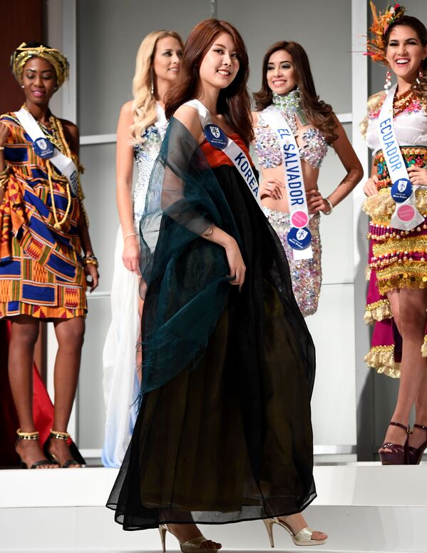 شرکت کننده از کره جنوبی در لباس ملی در نمایش خبری کنکور زیبایی Miss International Beauty Pageant توکیو - اسپوتنیک ایران  