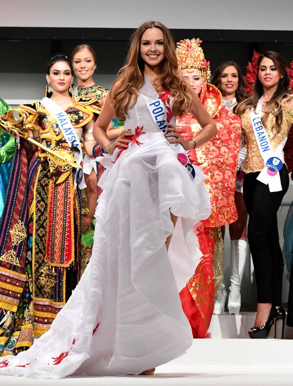 شرکت کننده از لهستان در لباس ملی در نمایش خبری کنکور زیبایی Miss International Beauty Pageant توکیو - اسپوتنیک ایران  