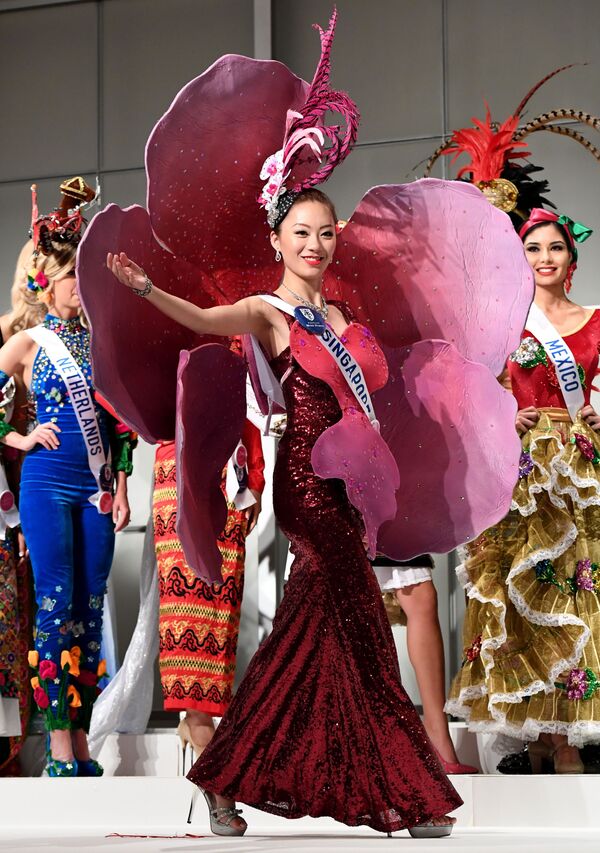 شرکت کننده از سنگاپور در لباس ملی در نمایش خبری کنکور زیبایی Miss International Beauty Pageant توکیو - اسپوتنیک ایران  