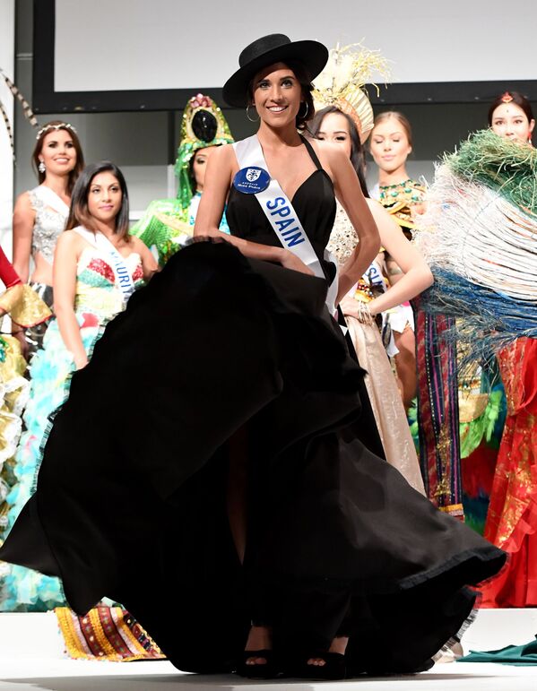 شرکت کننده از اسپانیا در لباس ملی در نمایش خبری کنکور زیبایی Miss International Beauty Pageant توکیو - اسپوتنیک ایران  