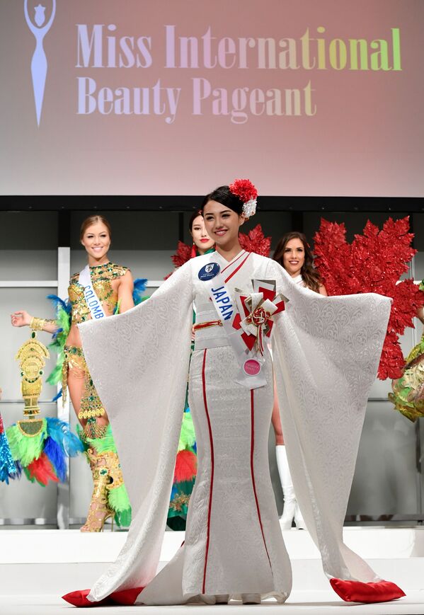 شرکت کننده از ژاپن در لباس ملی در نمایش خبری کنکور زیبایی Miss International Beauty Pageant توکیو - اسپوتنیک ایران  