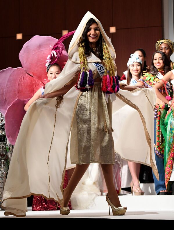 شرکت کننده از تونس در لباس ملی در نمایش خبری کنکور زیبایی Miss International Beauty Pageant توکیو - اسپوتنیک ایران  