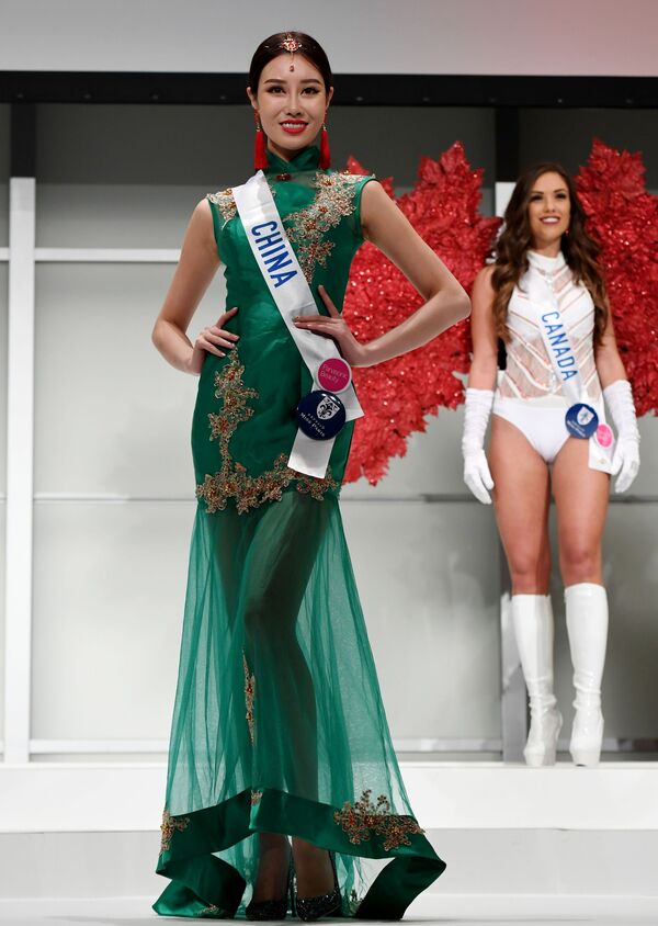 شرکت کننده از چین در لباس ملی در نمایش خبری کنکور زیبایی Miss International Beauty Pageant توکیو - اسپوتنیک ایران  