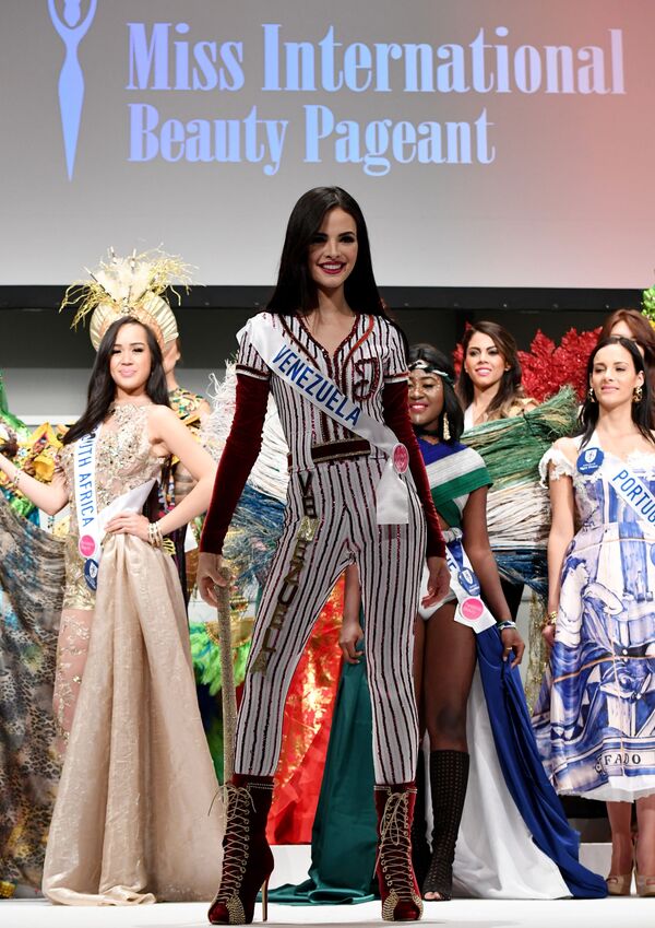 شرکت کننده از ونزوئلا در لباس ملی در نمایش خبری کنکور زیبایی Miss International Beauty Pageant توکیو - اسپوتنیک ایران  
