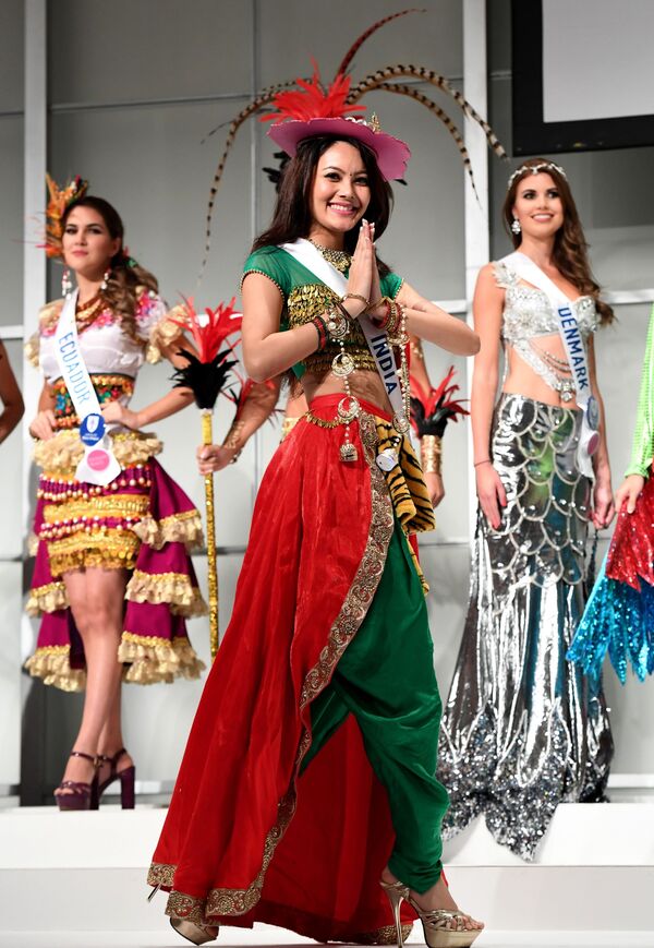 شرکت کننده از هند در لباس ملی در نمایش خبری کنکور زیبایی Miss International Beauty Pageant توکیو - اسپوتنیک ایران  